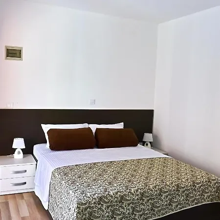 Apartments Zdjelar *